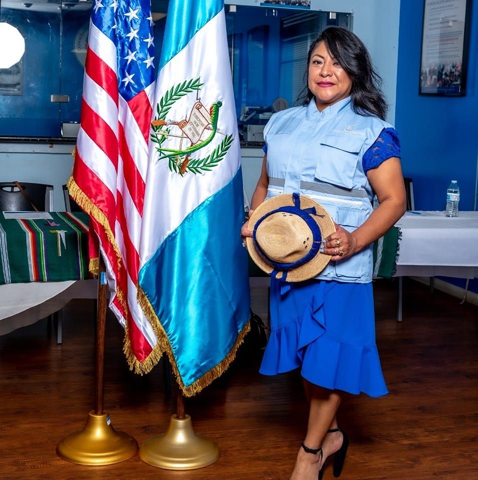 A raíz de una actividad de su hija, en la cual le tocaba presentar un traje tradicional maya de Guatemala, nació la compañía Chapines de Corazón como un movimiento de exaltación de identidad.