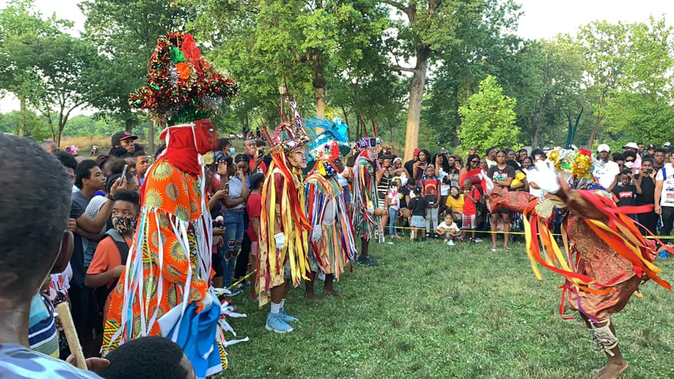 Baile de Yancunú o Wuaranaguá, en un parque de el barrio de el Bronx, Nueva York, efectuado en 2020.