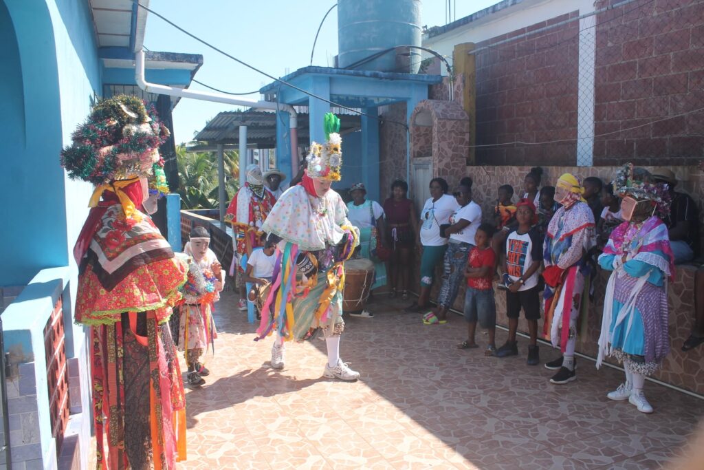 La danza Yancunú se presenta en Lívingston Izabal para la conmemoración de la llegada de los ancestros, cada 26 de noviembre y también para celebrar la llegada del Año Nuevo. (Fotografía del facebook de Juan C. Sánchez, publicada con fines educativos y de difusión cultural)