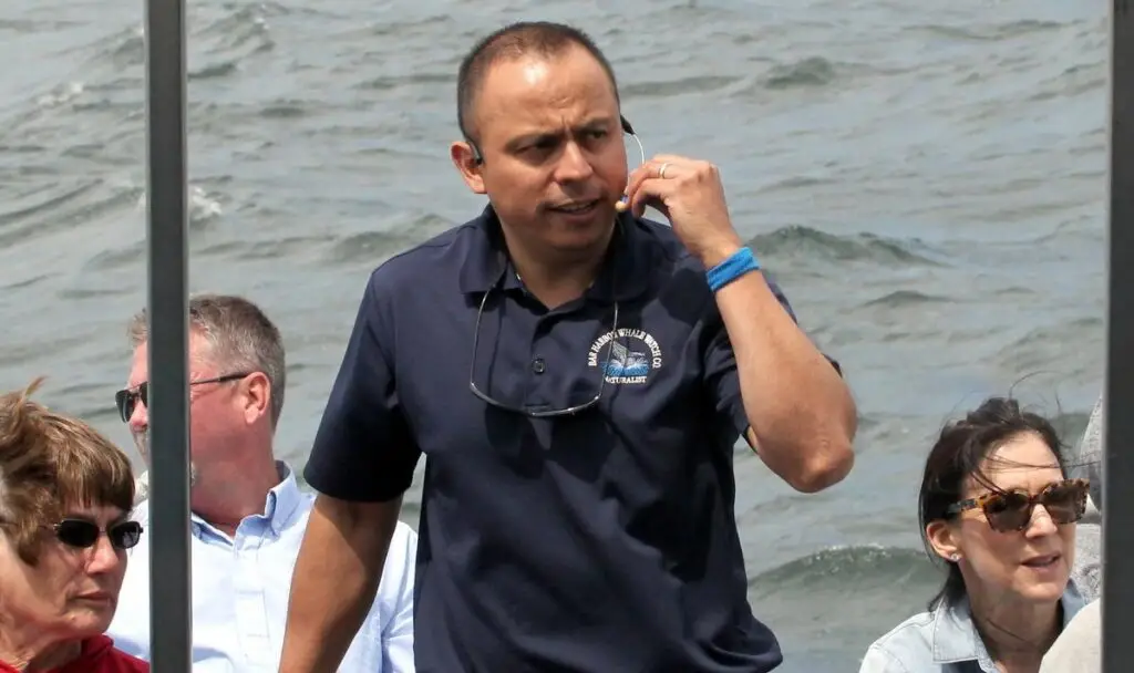 El migrante guatemalteco Hugo Navarro también ha trabajado como guía de recorridos marítimos y de avistamiento de ballenas en Maine, Estados Unidosl.