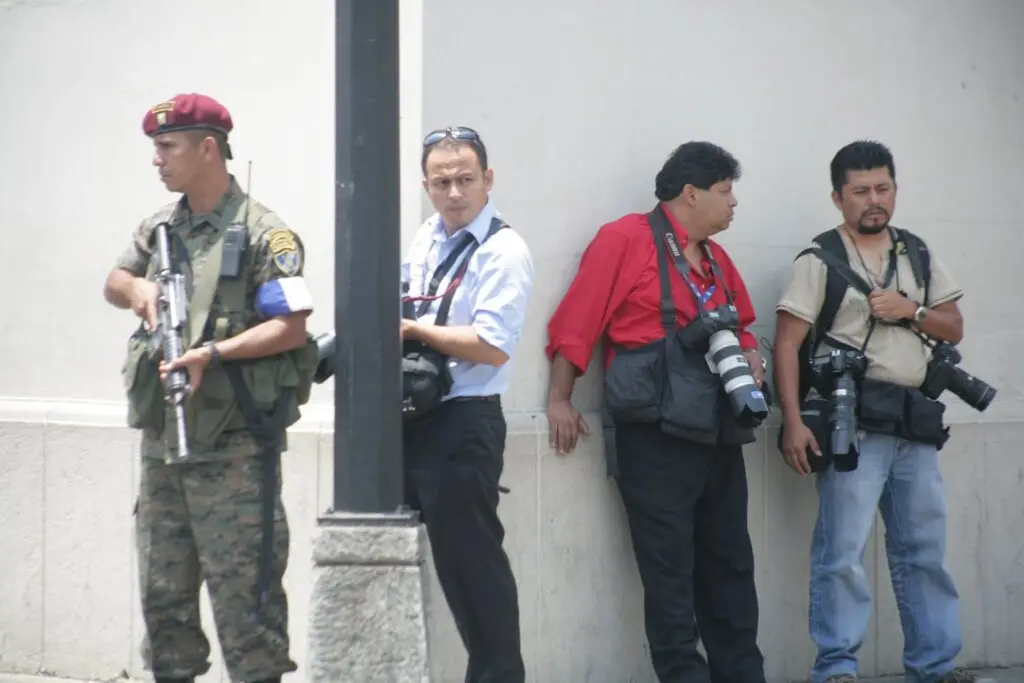 Hugo Navarro durante una cobertura periodística en su etapa como fotorreportero en Guatemala, entre 1998 y 2002, mientras se autorizaba su residencia permanente en Estados Unidos. – SoyMigrante.com – SoyMigrante.com