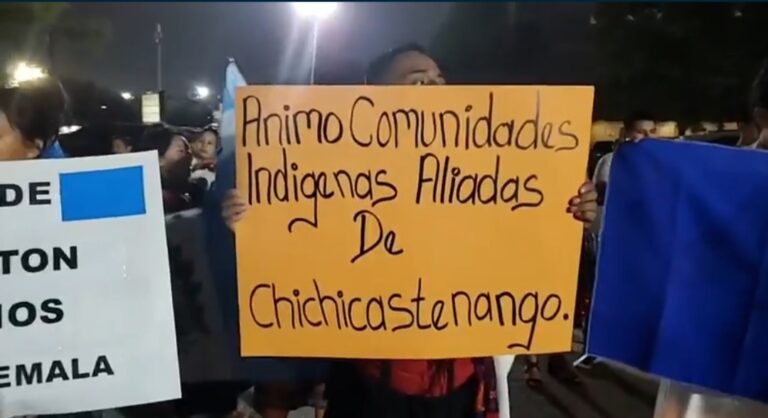 Carteles expresan mensajes de respaldo para los manifestantes en Guatemala