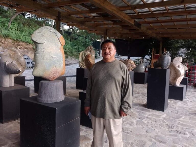 El escultor Eduardo Sac es originario de Quetzaltenango, Guatemala ha dedicado su vida artística por más de 35 años, es Licenciado en Artes Visuales con especialidad Escultura,