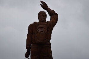 “El monumento está un poco de lado como viendo hacia atrás, el brazo derecho lo tiene alzado para despedir a su gente” – SoyMigrante.com – SoyMigrante.com