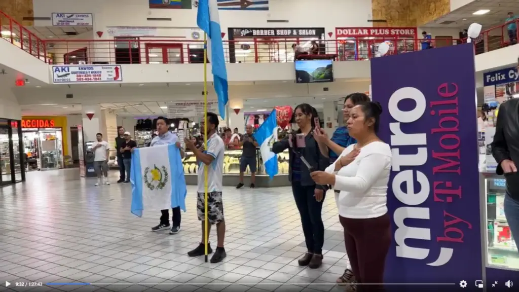 Un centro comercial se convirtió en punto de convergencia para guatemaltecos migrantes de distintos orígenes pero unidos en el amor a su patria para exigir respeto a la democracia y el Estado de Derecho. – SoyMigrante.com – SoyMigrante.com