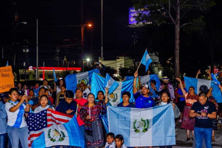 Pedimos paz y respeto a los resultados electorales. Dios ampare a Guatemala, fueron algunas de las expresiones de los guatemaltecos congregados en un parqueo de una organización humanitaria en Houston.