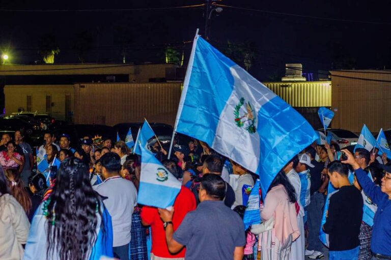 Bajo el azul y blanco los guatemaltecos entonaron el Himno Nacional como punto inicial de la actividad.