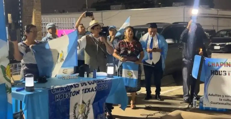 Migrantes guatemaltecos radicados en Houston Texas se suman en oración a las manifestaciones en Guatemala