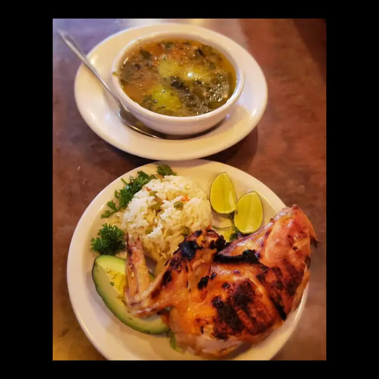 Pollo asado acompañado de una sopa tradicional de pollo