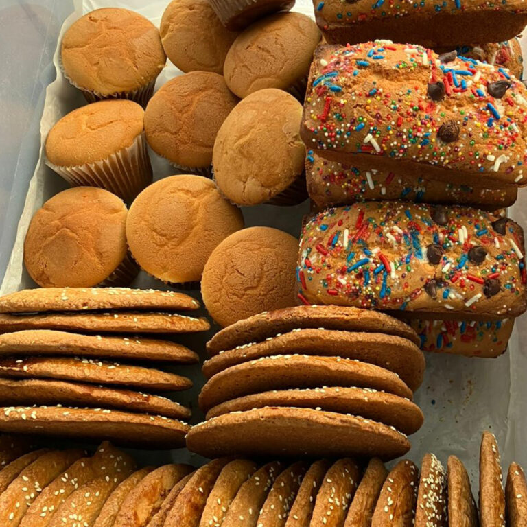 Variedad de panes; cubitos, tostadas y dulce