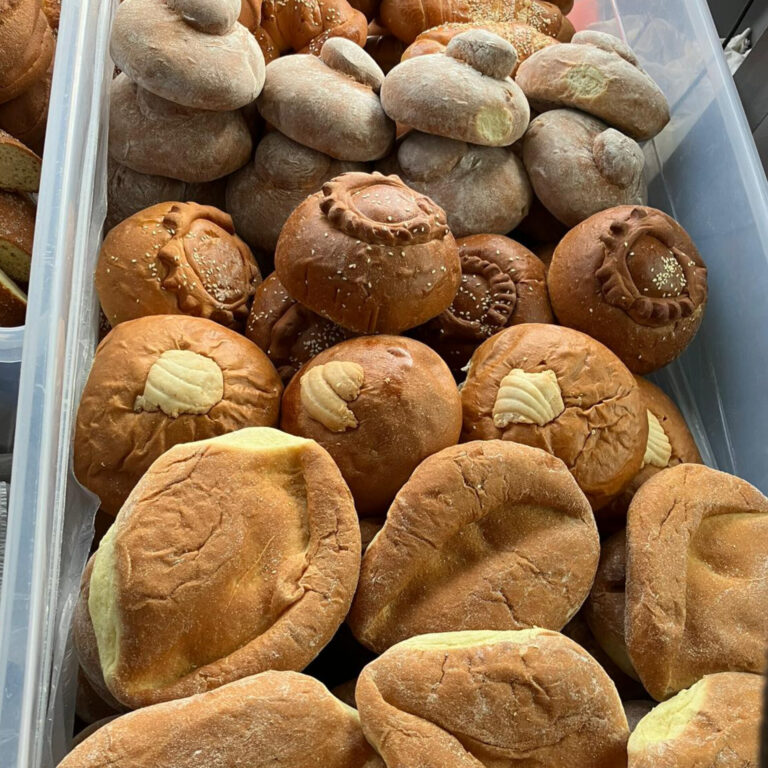Variedad de panes grandes y chiquitos, xecas, molletes