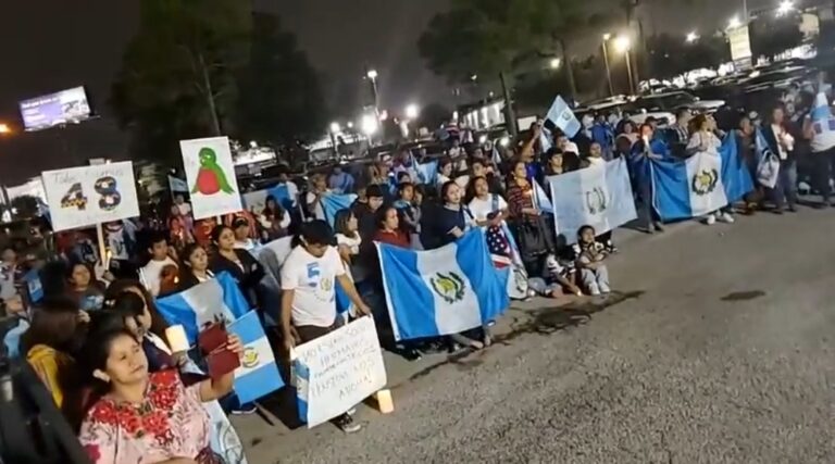 Varios migrantes guatemaltecos asistieron a la vigilia con banderas del pabellón nacional