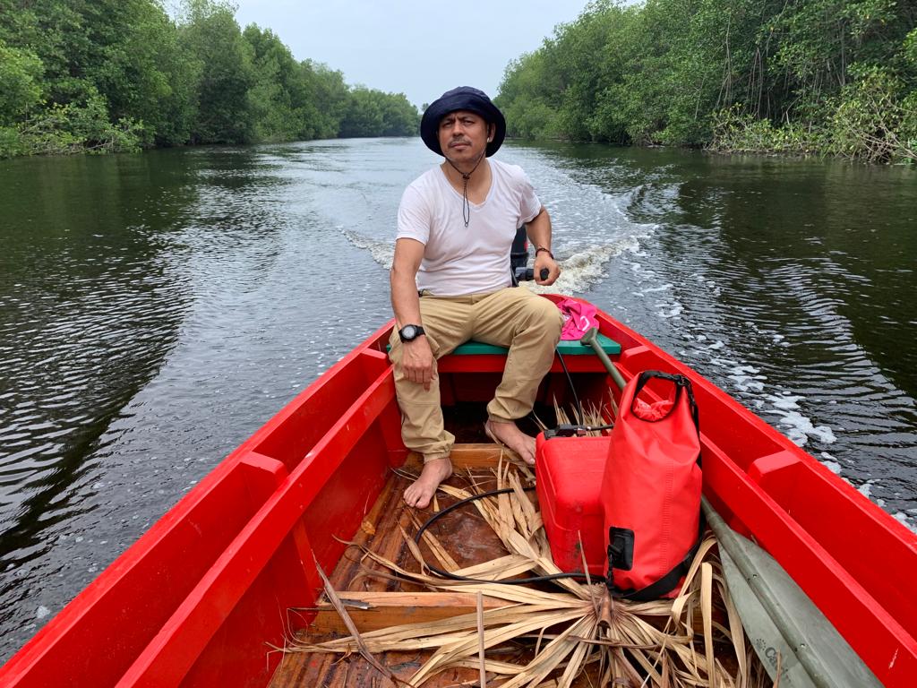 Como coordinador del Centro de Rescate y Conservación Arcas Las Lisas, Hugo Navarro coordina el trabajo de guardarecursos y fomenta la cooperación de los pobladores en la conservación de la barrera de manglar.