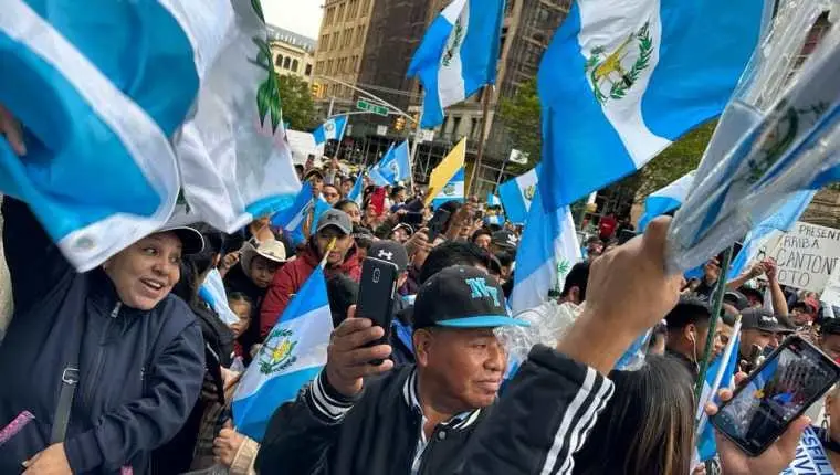 Migrantes guatemaltecos han salido a manifestar su rechazo a los atentados antidemocráticos del Ministerio Público en Washington, Houston, Miami y Los Angeles, California. Demandan respeto a la democracia y al Estado de Derecho. – SoyMigrante.com – SoyMigrante.com