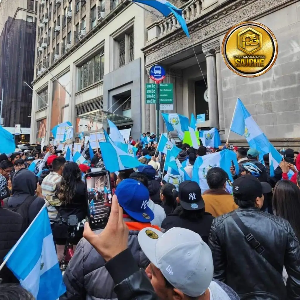 Migrantes guatemaltecos se congregaron el 6 de octubre frente al Consulado de Guatemala en Nueva York. – SoyMigrante.com – SoyMigrante.com