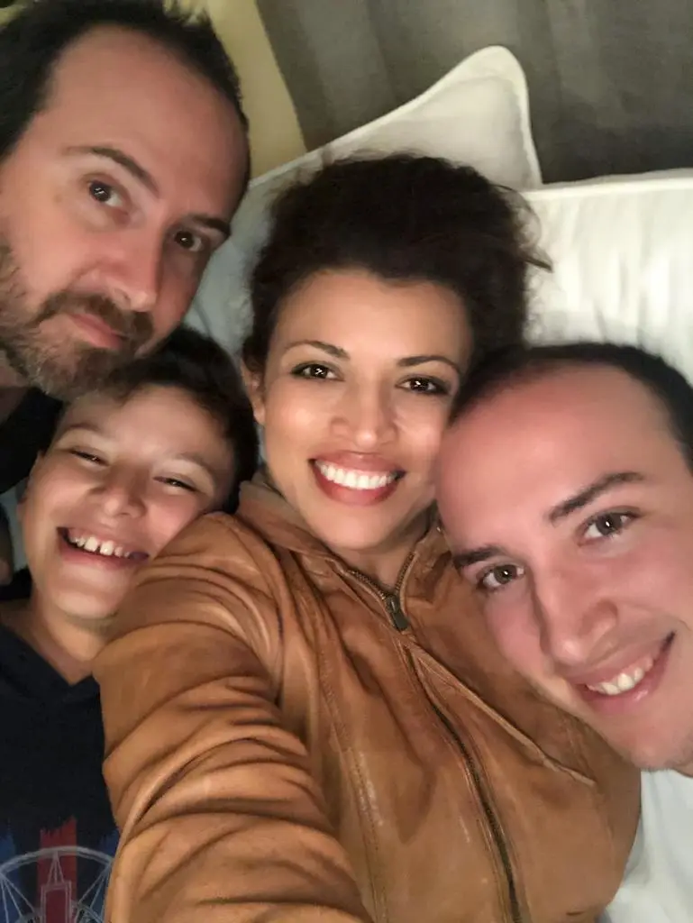 Sandra junto a su amado esposo e hijos, a quienes siempre inculca el afán de superación y los grandes sueños.