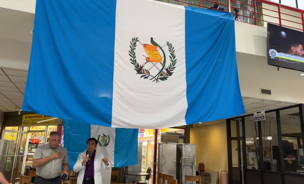 El Unión Mall de Maryland tiene negocios hispanos, incluyendo de guatemaltecos. Por ello prestó su espacio para esta manifestación pacífica en contra de las acciones antidemocráticas del Ministerio Público en contra de las elecciones en Guatemala.