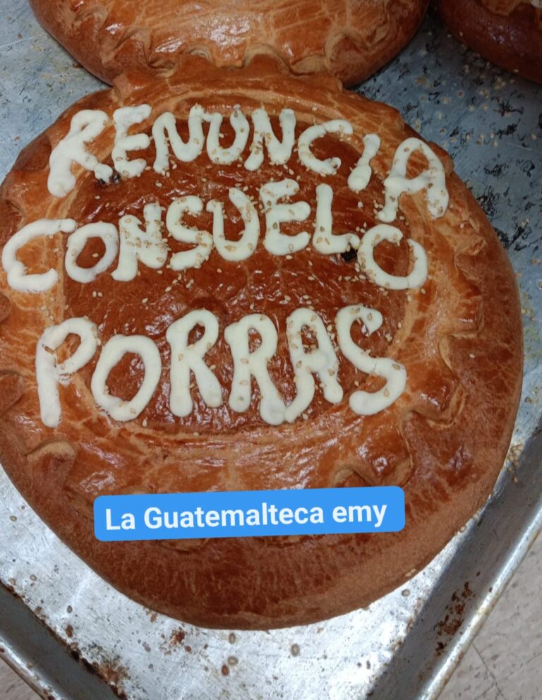 La Panadería Emi la guatemalteca no es ajena a la coyuntura el país y vende estas tortas tradicionales con un letrero elocuente.