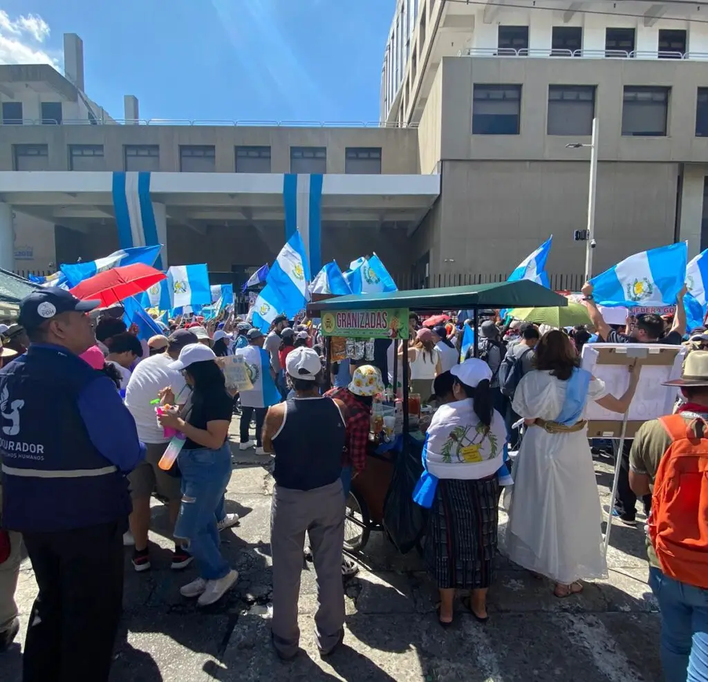 La ciudadanía salió a las calles en Octubre de 2023 para exigir la renuncia de la fiscal general Conseuelo Porras y subalternos que han atentado contra los resultados electorales mediante maniobra legales. Protesta frente a la sede el MP en Gerona, zona 1 de Guatemala. – SoyMigrante.com – SoyMigrante.com