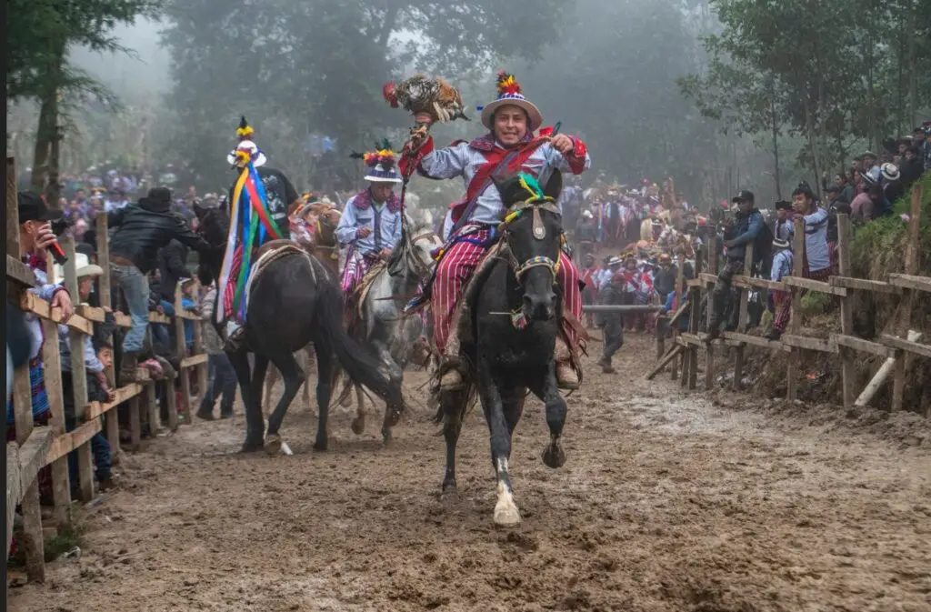 Algunos todosanteros son migrantes y visitan el pueblo durante la fiesta. Otros, patrocinan a un jinete para que consiga el mejor caballo y pueda participar en su nombre. (Fotografía de la carrera 2023, por Abel Juárez, eespecial para SoyMigrante.com) – SoyMigrante.com – SoyMigrante.com