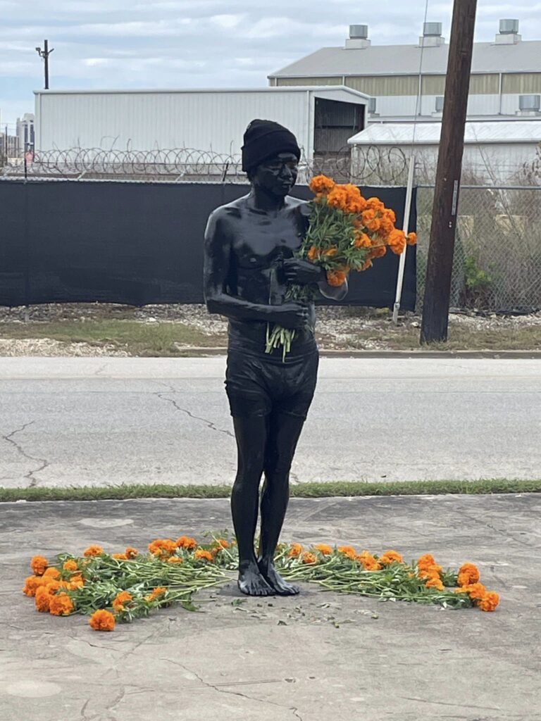 El artista ofrece las flores como ofrenda por las almas de tantos migrantes