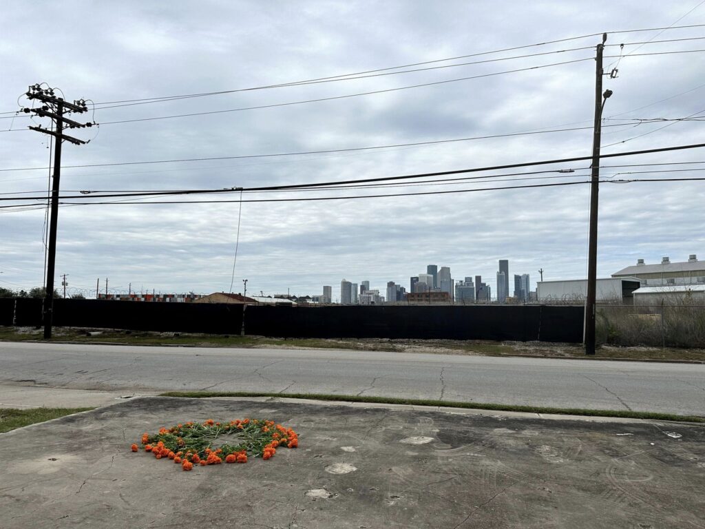 La silueta de la ciudad de Houston y la cerca que simboliza el muro fronterizo son claves en el escenario de esta representación