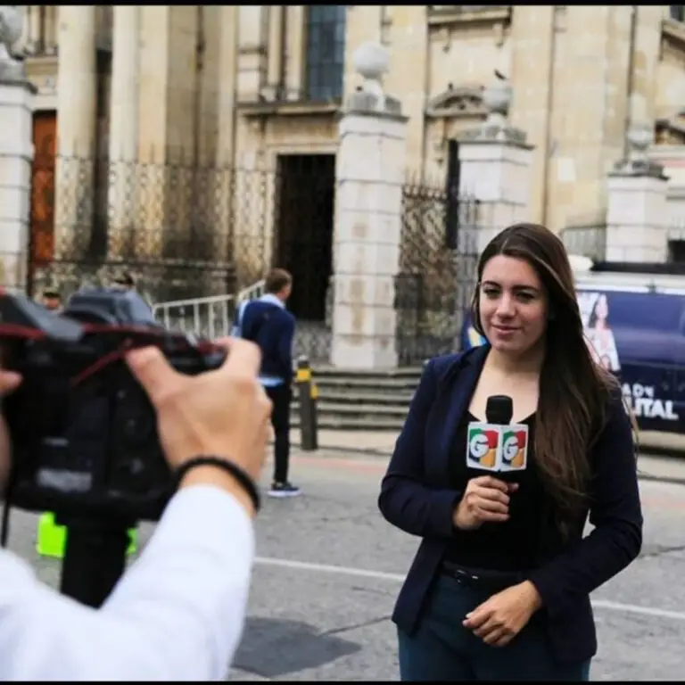 Dadiana empezó su carrera periodística en el año 2011