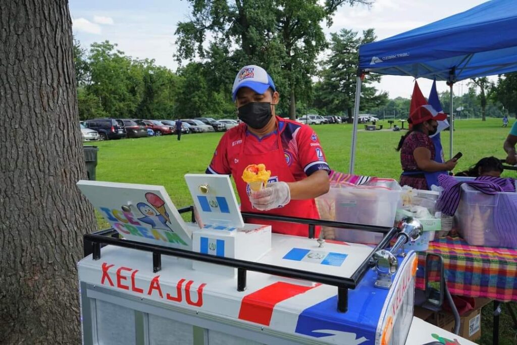 Elías Rojas sirve helados en parques, campos de juego, festejos de cumpleaños, mercados, plazas de swap-meet y a donde los inviten, en Virginia y estados vecinos.