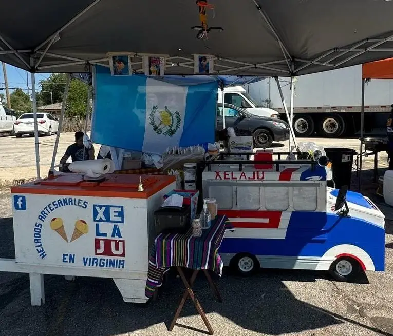 El orgullo por lo guatemalteco acompaña a todas lartes las carretillas tradicionales de los helados migrantes Xelajú.