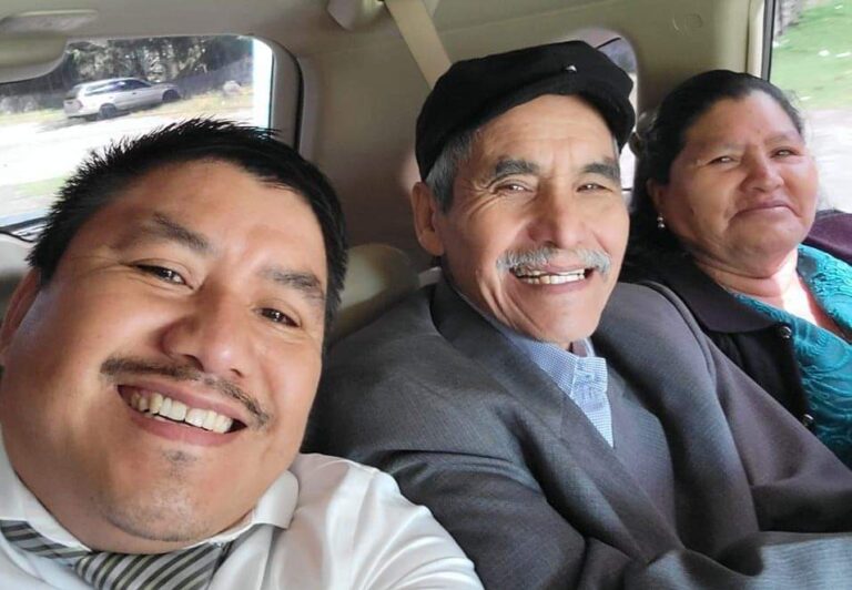 Rudy retorno a su país de origen en 2021 para visitar a su familia en Guatemala. Al año y medio su padre falleció sin embargo le dejó el mejor regalo y legado familiar en la carpintería.