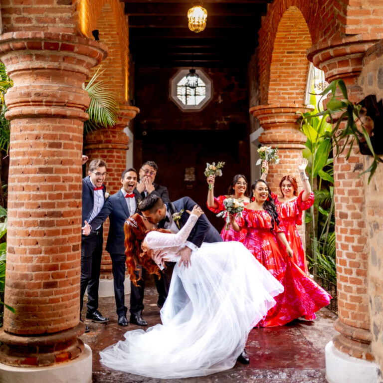La boda se realizó en Antigua Guatemala, participaron amigos y familiares