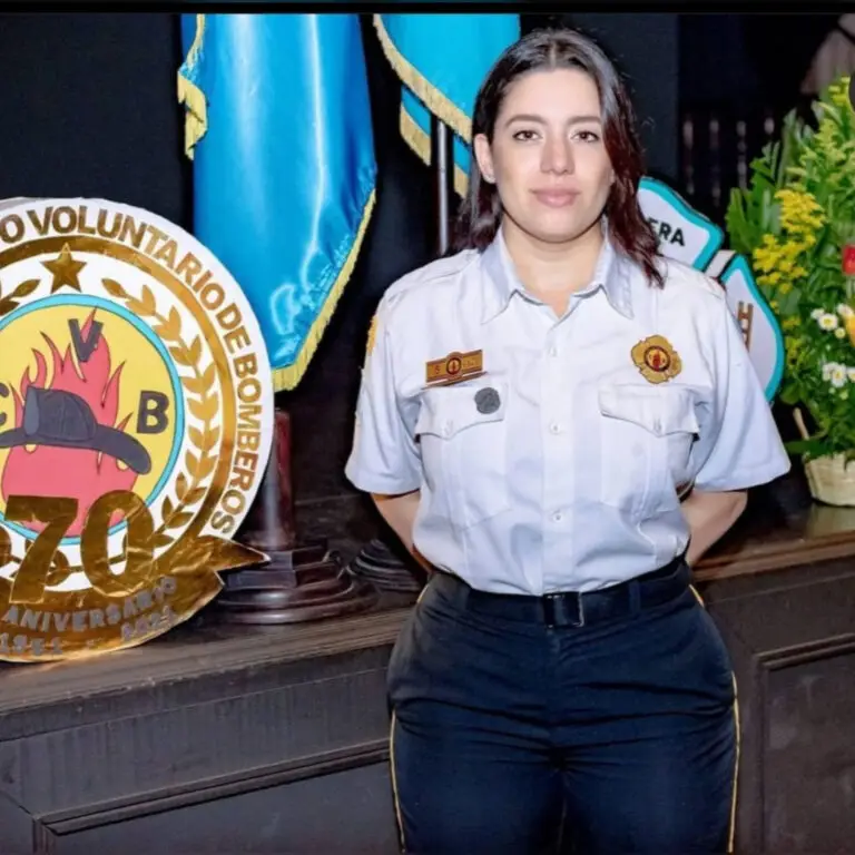 Le apasiona el servicio y atención de primeros auxilios. Estudio el curso de bomberos durante los fines de semana mientras ejercía el periodismo