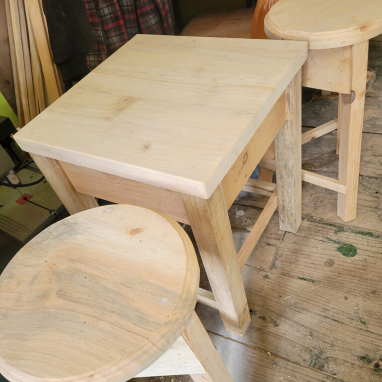 Meas y sillas de madera