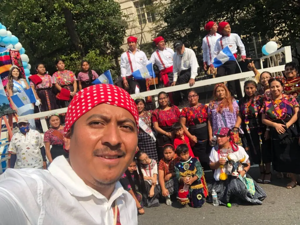 Carlos Pérez constantemente impulsa la música, danzas y tradiciones de su natal Quetzaltenango, con el apoyo total de su familia. (Fotografía FB de Estilo Maya) – SoyMigrante.com – SoyMigrante.com