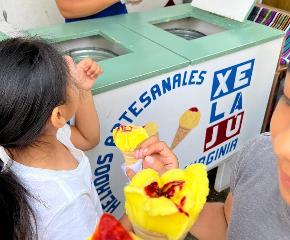Ese emocionante momento para los niños en que se sirve el helado desde la cubeta congelada sobre un cono crujiente y luego la pregunta ¿con maní y topping de fresa?