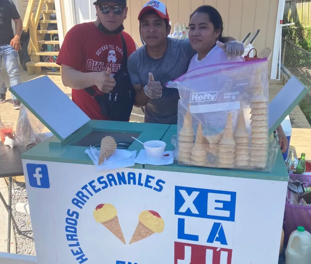 Los migrantes guatemaltecos Marleny y su esposo Elías, al centro, tienen varios exitosos emprendimientos juntos en Virginia. Ambos son originarios de Cabricán, Quetzaltenango.