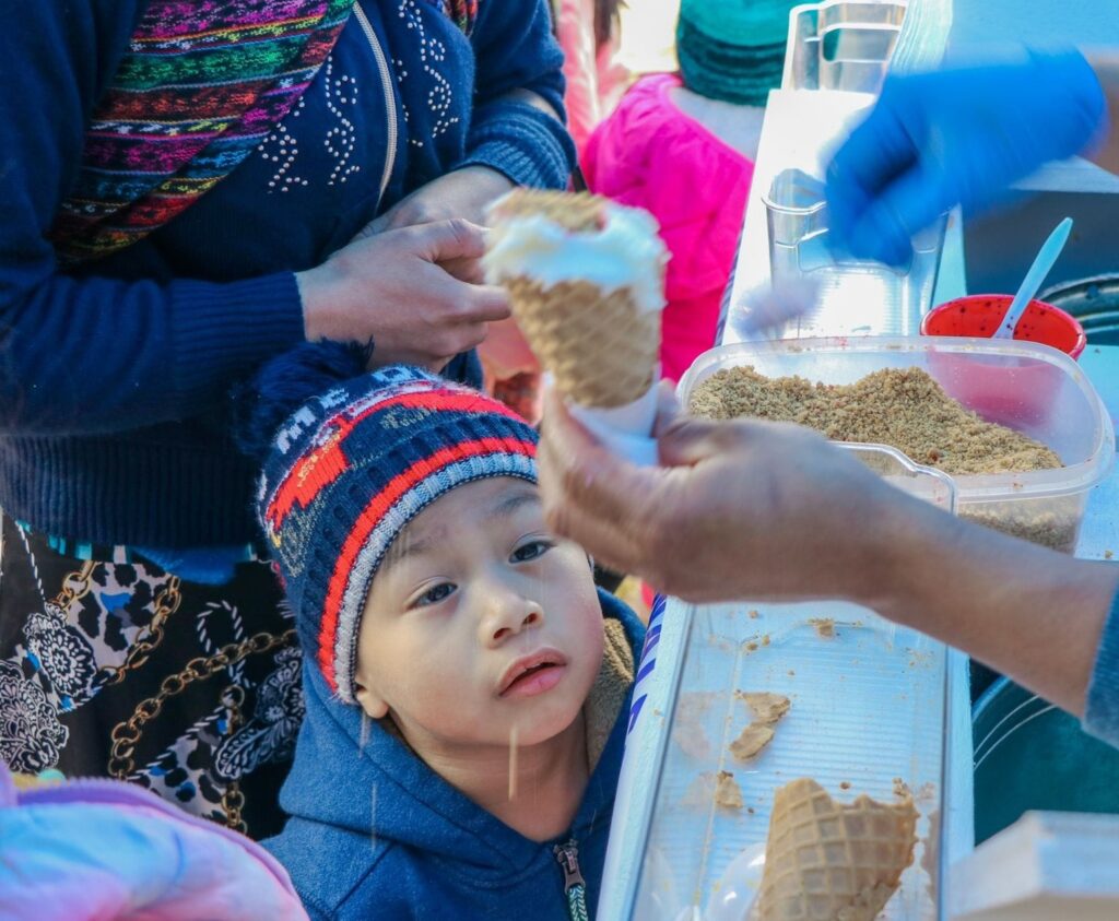 El sabor tradicional de los helados migrantes Xelajú conquista a todas las edades en Virginia.