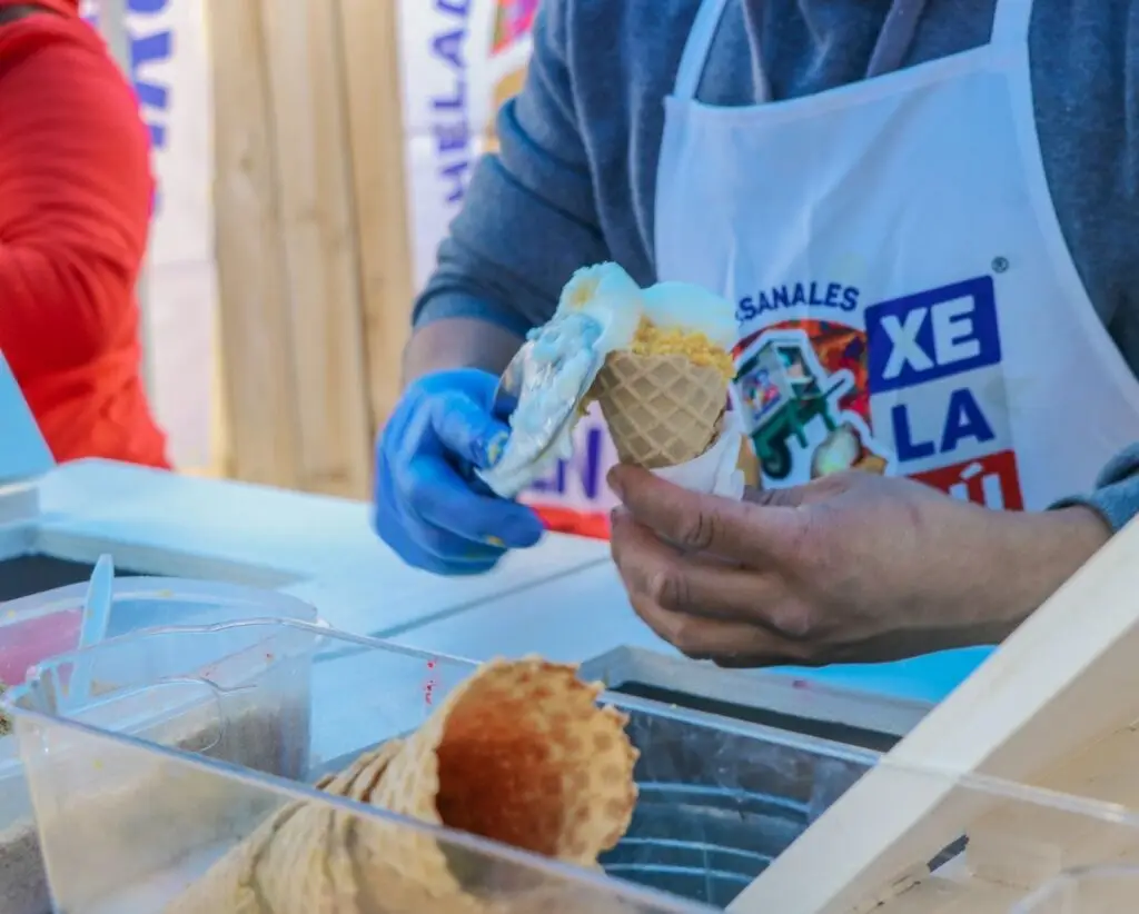 La fabricación de los helados migrantes Xelajú tiene una receta de casi 70 años de antigüedad y la técnica de servido es la misma que en cualquier parque de Guatemala.