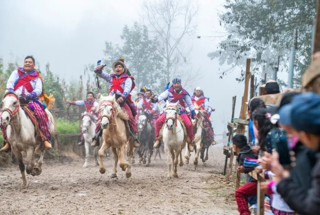 La carrera no es una competencia, pero sí se efectúa a todo galope. Hay una jornada de jinetes en la mañana y otra por la tarde, al final de la cual se ofrece un sacrificio. (Fotografía de la carrera 2023 por Abel Juárez, especial para SoyMigrante.com) – SoyMigrante.com – SoyMigrante.com