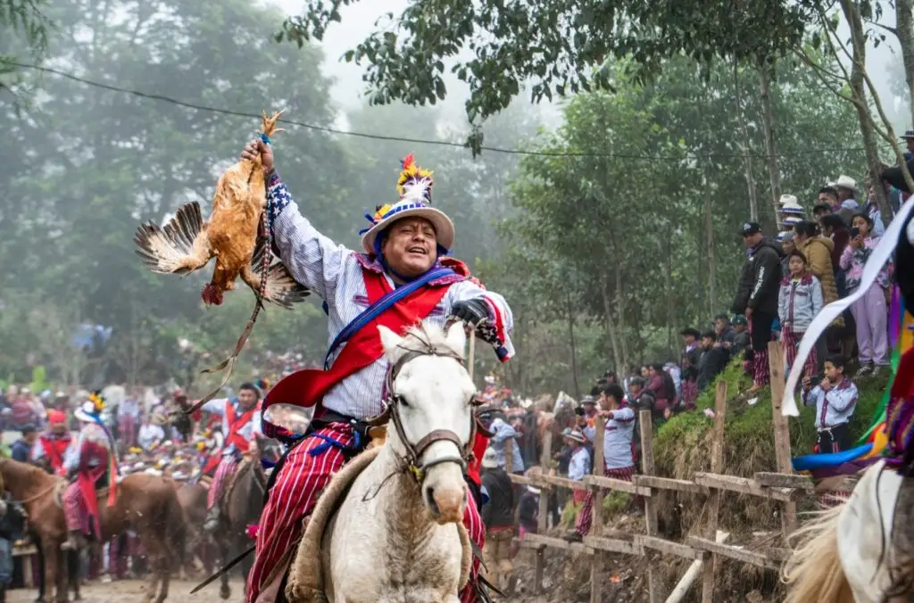 Juego de Gallos y Carrera de Caballos son los nombres de una misma tradición que tiene lugar cada 1 de noviembre en Todos Santos Cuchumatán, un auténtico ícono de la cultura mam, de Huehuetenango y de Guatemala. (Fotografía de la carrera 2023 por Abel Juárez) – SoyMigrante.com – SoyMigrante.com