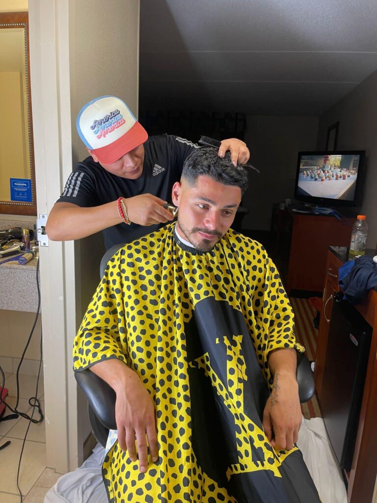 Integrantes del equipo Xelajú MC han llegado a la barbería Prestige, en sus giras por Estados Unidos. Aquí, Marcos le recorta el cabello al seleccionado Darwin Lom.