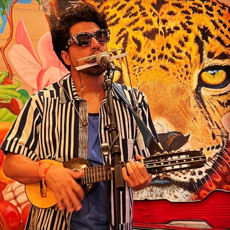 Domingo Lemus es cantante y compositor. Interpreta la guitarra, la armónica y el charango. (Foto FB)