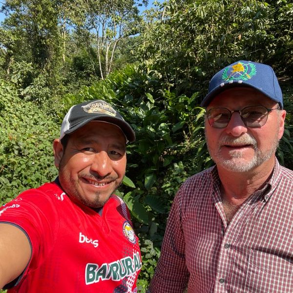 Federico junto a su amigo Barras en Colomba Costa Cuca