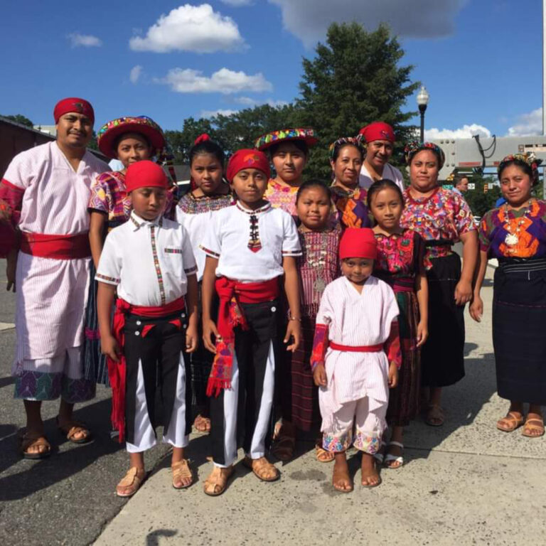 Son familias migrantes guatemaltecas que integran la agrupación de danza y marimba Maya Awal. Portadores de la cultura e identidad