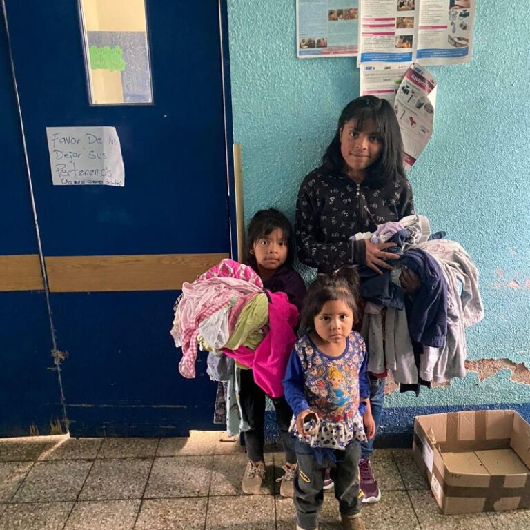Junto a un grupo de migrantes guatemaltecos se realiza la colecta de vivieres, ropa e insumos de primera necesidad para personas de escasos recursos en Guatemala