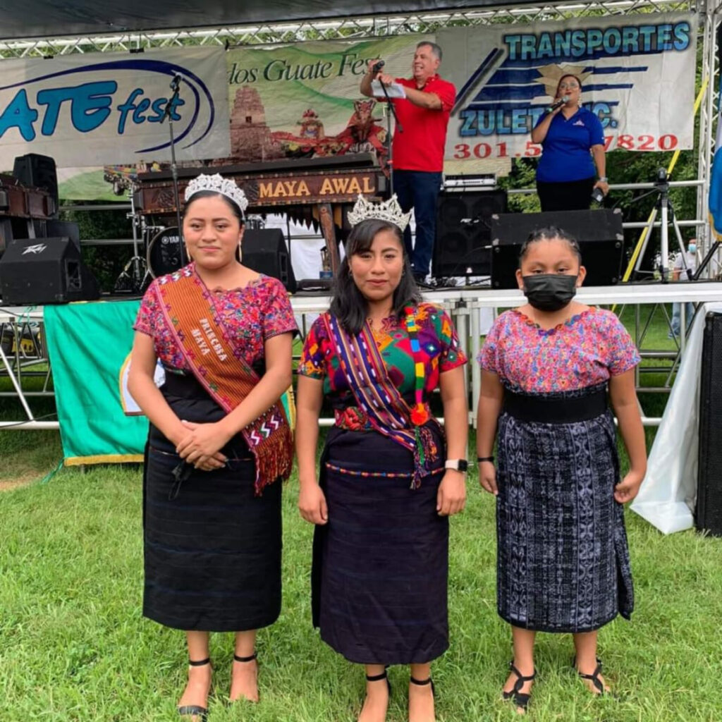 En la tradicional elección de princesa maya participan hijas de migrantes guatemaltecos en diversas comunidades de EE.UU. Portan diferentes indumentarias mayas – SoyMigrante.com – SoyMigrante.com