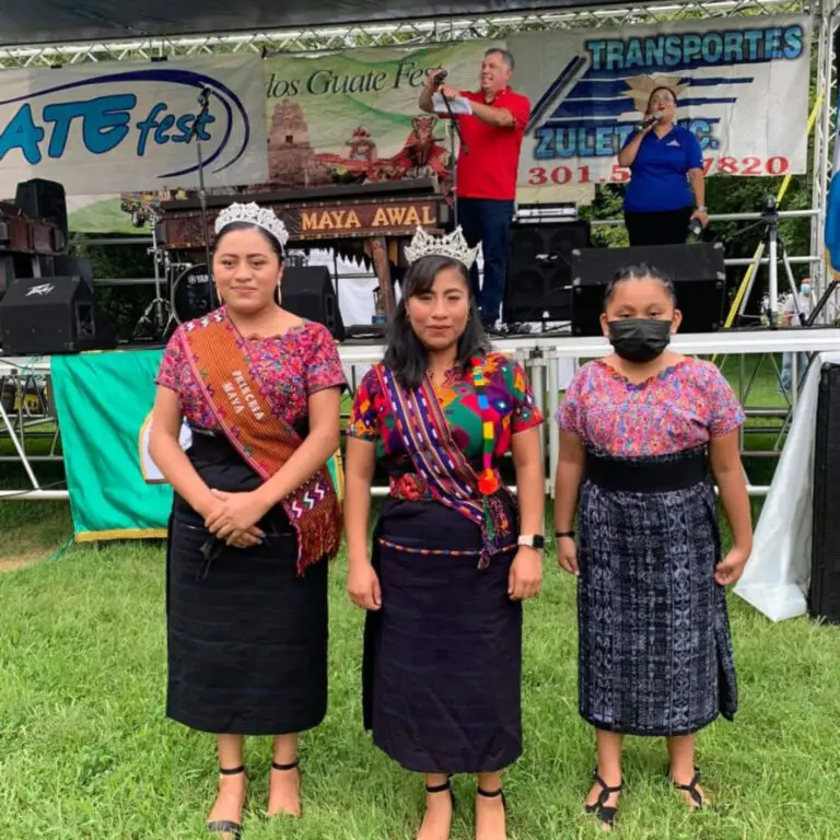 En la tradicional elección de princesa maya participan hijas de migrantes guatemaltecos en diversas comunidades de EE.UU. Portan diferentes indumentarias mayas