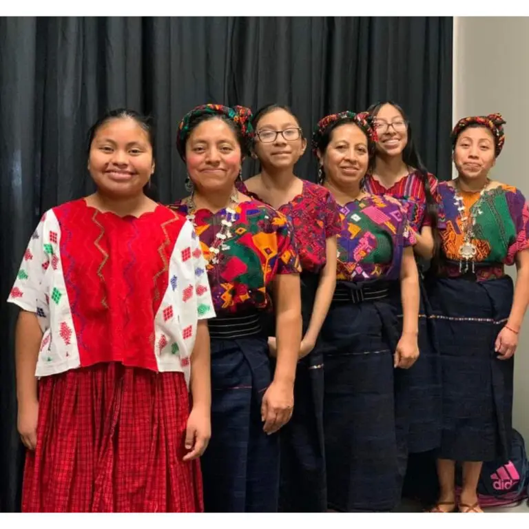 Participan hijos e hijas de las familias migrantes guatemaltecos utilizan la indumentaria maya de su tierra de origen