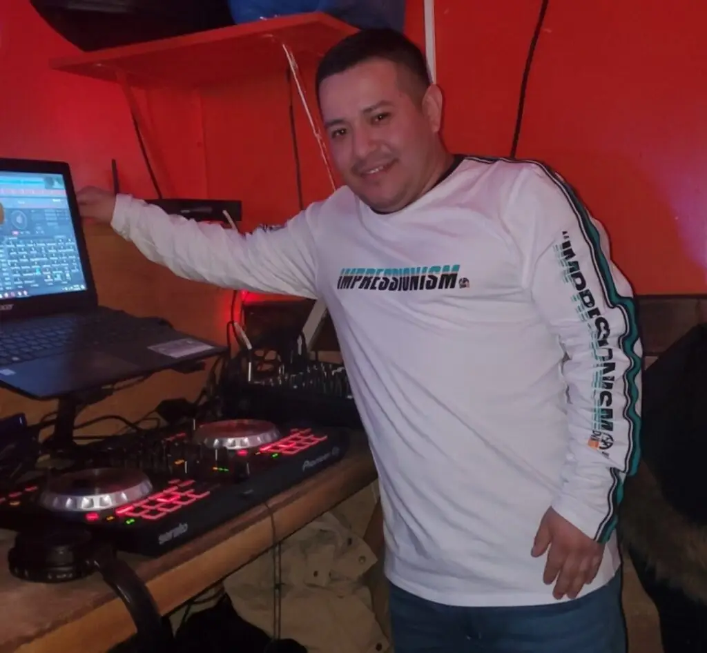 José Gámez también es disjockey, bajo el nombre DJ Gallito. Esta habilidad le ayudó a crear un sonido inconfundible que hoy interpreta junto a sus amigos y compatriotas.