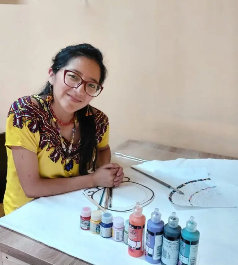 María Rosario Hernández Ponce es originaria de Zunil Quetzaltenango, Guatemala. Desde los 15 años se ha dedicado a confeccionar prendas propias y ahora se ha convertido en diseñadora de prendas con tejidos de la indumentaria maya. Es estudiante de Trabajo Social en la universidad de su país.